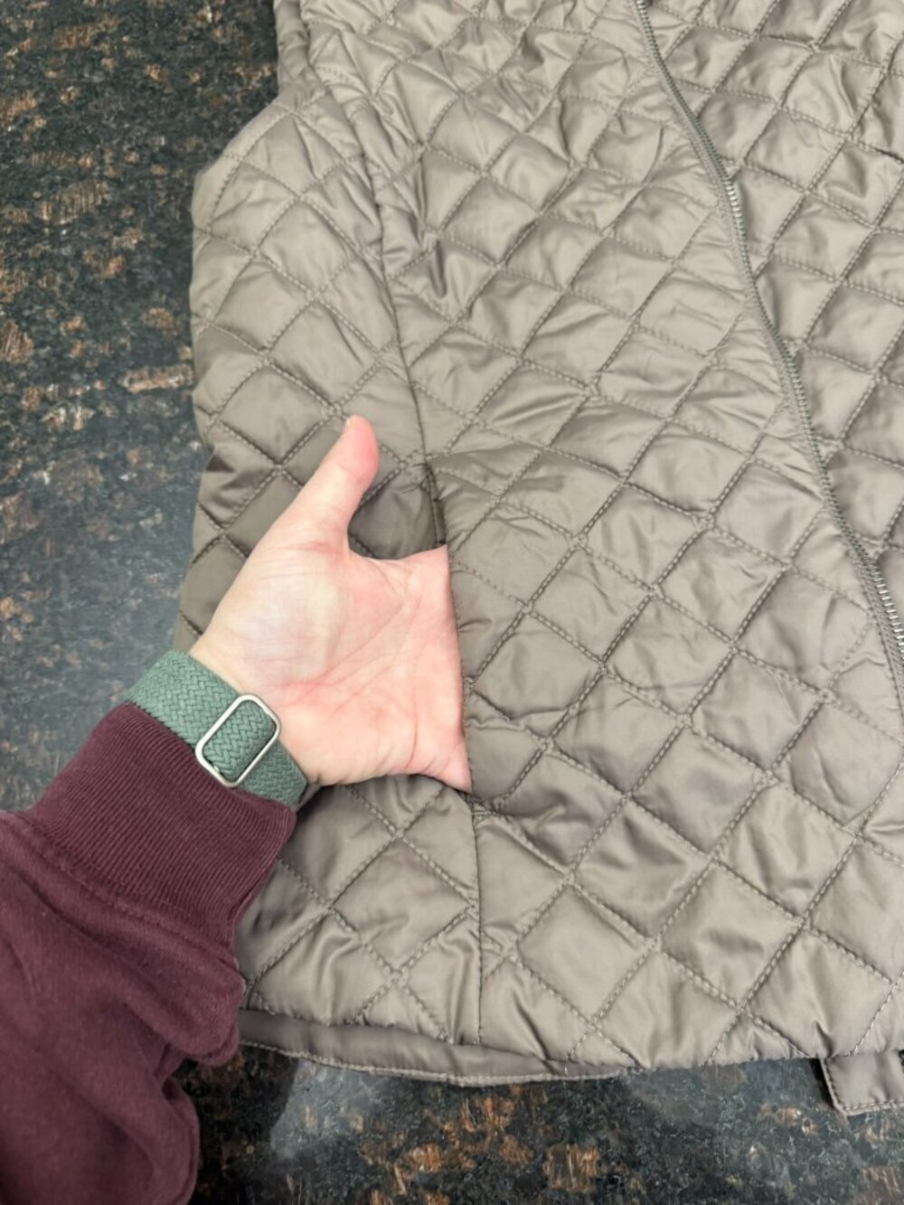 Banana Republic puffer vest - women's size medium - Picture 5 of 6